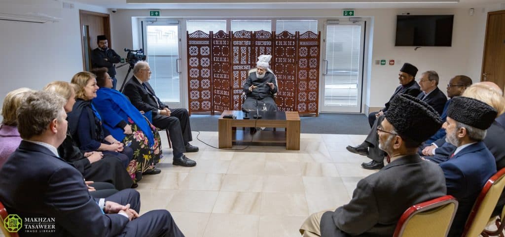 Surrey councillors and dignitaries meet with Hazrat Khalifatul Masih V a.a.