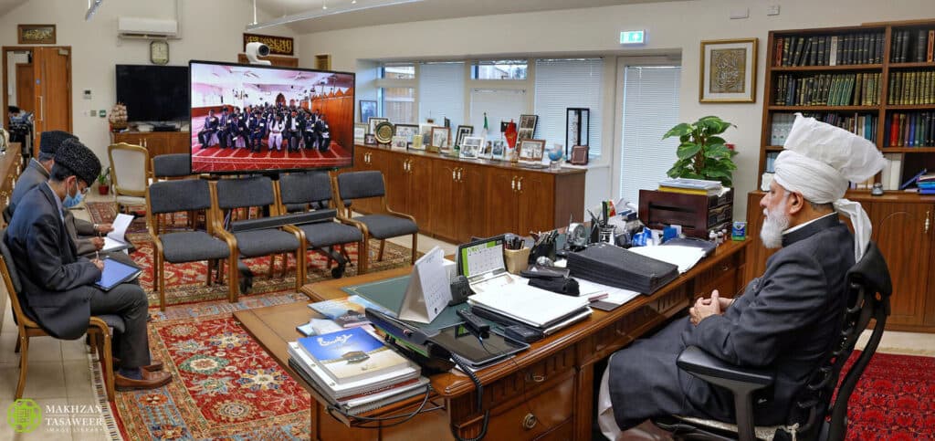 Mauritius amila and auxiliary organisations receive guidance from Huzoor