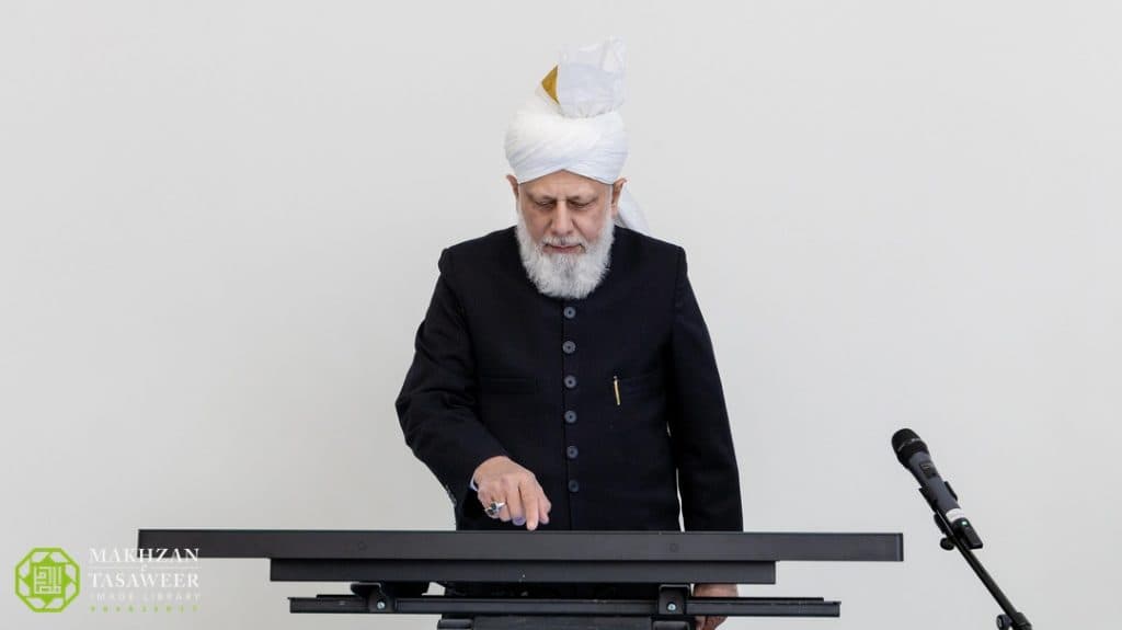 Hazrat Khalifatul Masih launches Jamaat Chinese website