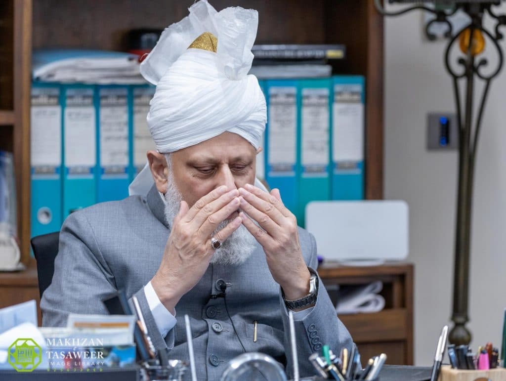 Lajna Indonesia’s amila seeks direction from Hazrat Amirul Momineen