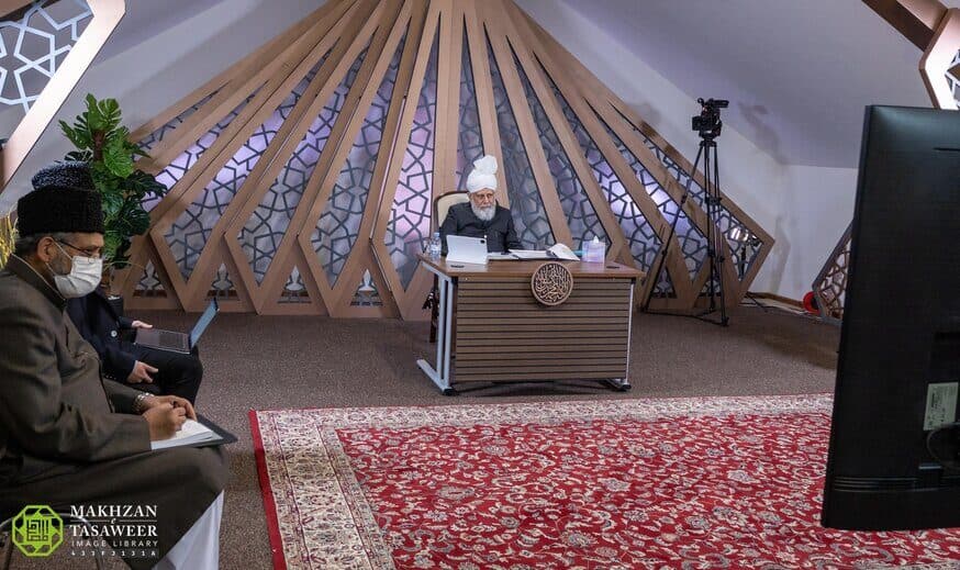 Strive against materialism: Waqifeen-e-nau from MKA Canada meet Hazrat Khalifatul Masih