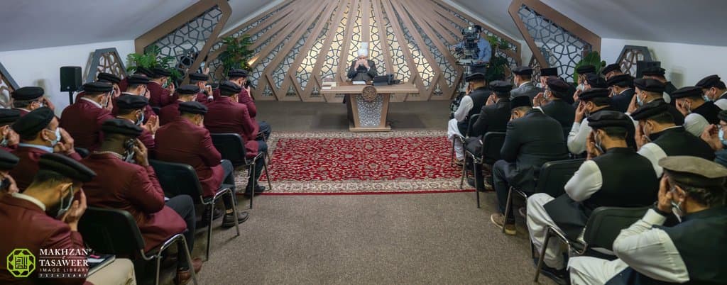 Maintain personal contact with members: Amila members from Hamilton, Canada, meet Huzoor