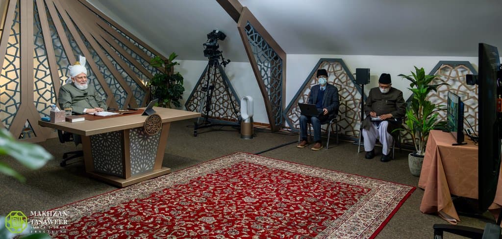 Integration means serving the country, not compromising on faith: Students from AMWSA Sweden receive guidance in virtual mulaqat