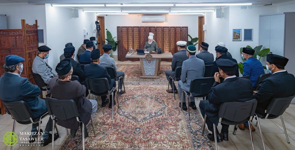 Humility opens the door to Allah’s nearness: Ansar from USA’s Gulf States meet Huzoor